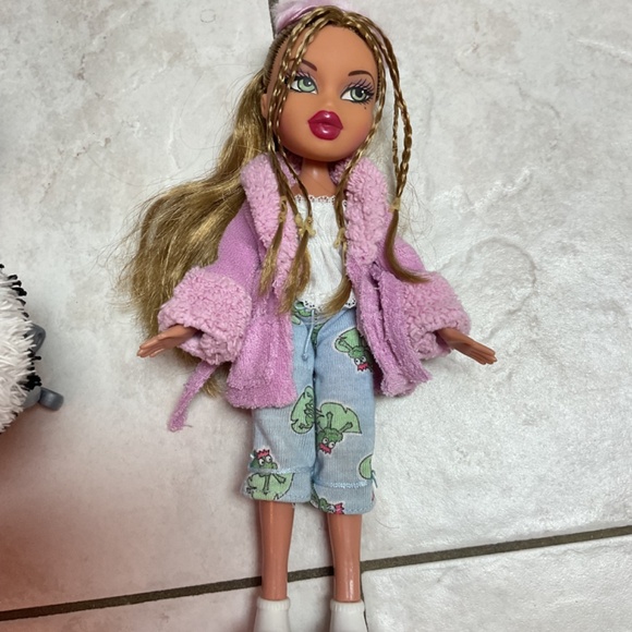 Bratz Funky Fashion Furniture Vanity with Slumber Party Yasmin and Accessories - Picture 4 of 9